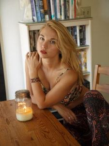 Read more about the article Confession anonyme : la nuit où j’ai séduit mon prof dans les vestiaires du gymnase