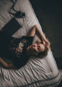 Read more about the article Confession Anonyme : Ma Soirée de Filles Chez Charlotte qui a Viré au Sexe Interdit