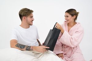 Read more about the article Confession Anonyme : Le Feu de Mon Corps pour Sauver un Veuf Brisé